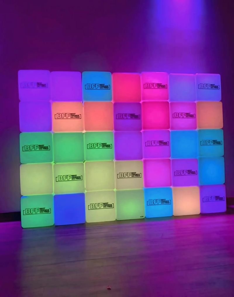 Painel de cubos LED em várias cores com o logotipo Best Friends do Fred aplicado em adesivo