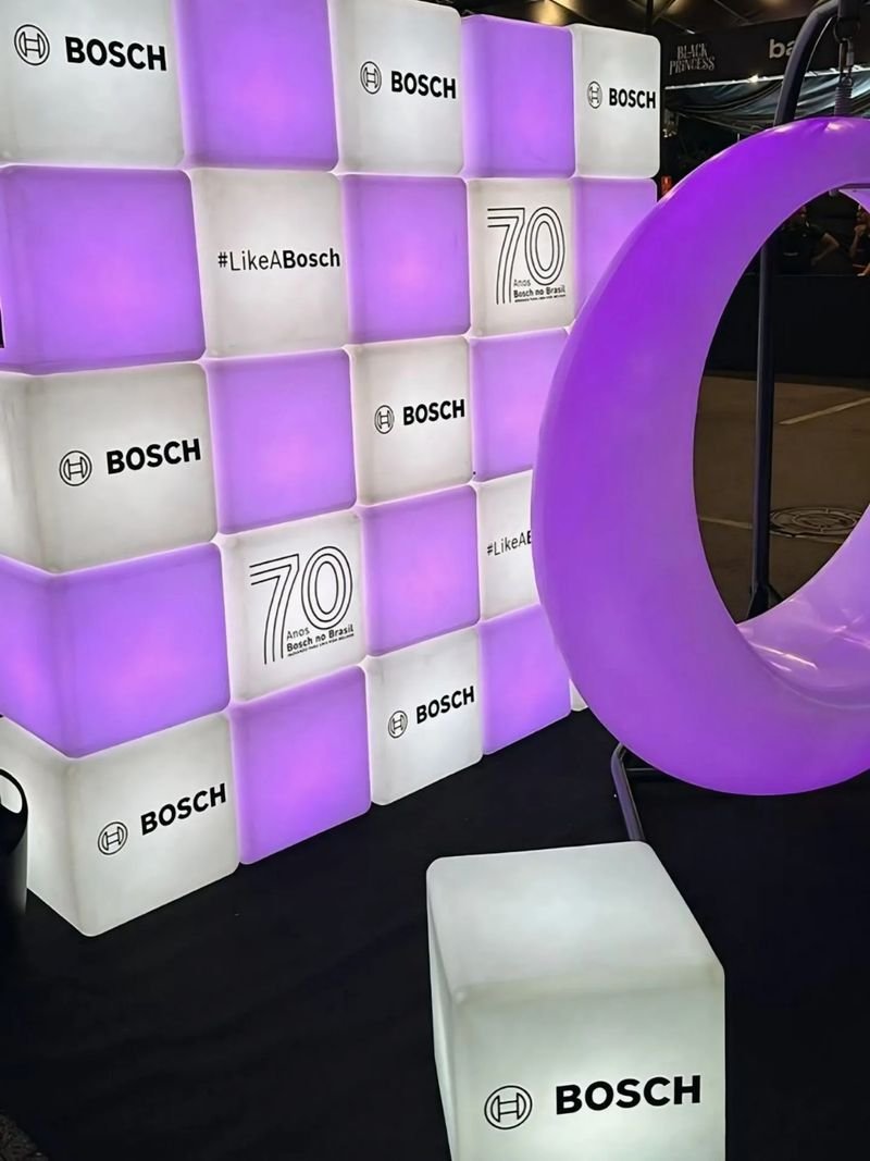 Backdrop de cubos LED em roxo e branco com a marca Bosch e a hashtag #LikeABosch