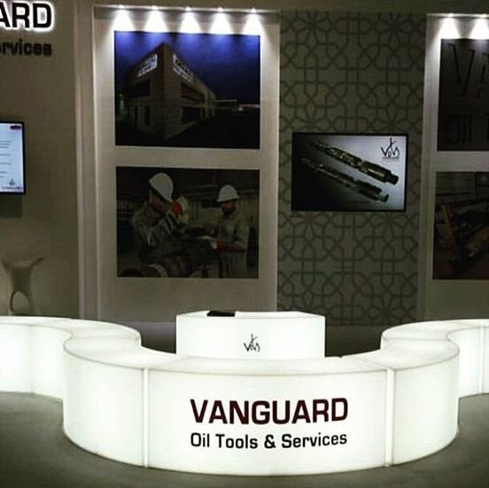 Balcão LED curvo com a marca Vanguard aplicada na frente
