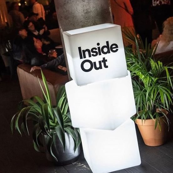 Cubos LED empilhados com o nome Inside Out em adesivo preto