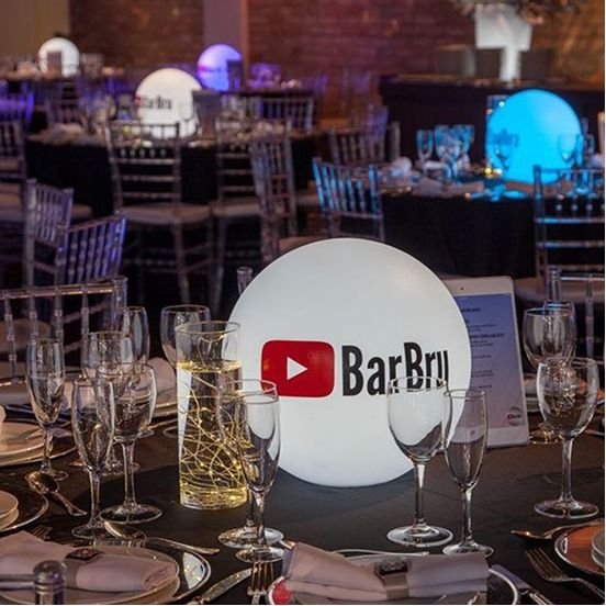 Esfera LED branca com o logotipo do canal BarBru do YouTube