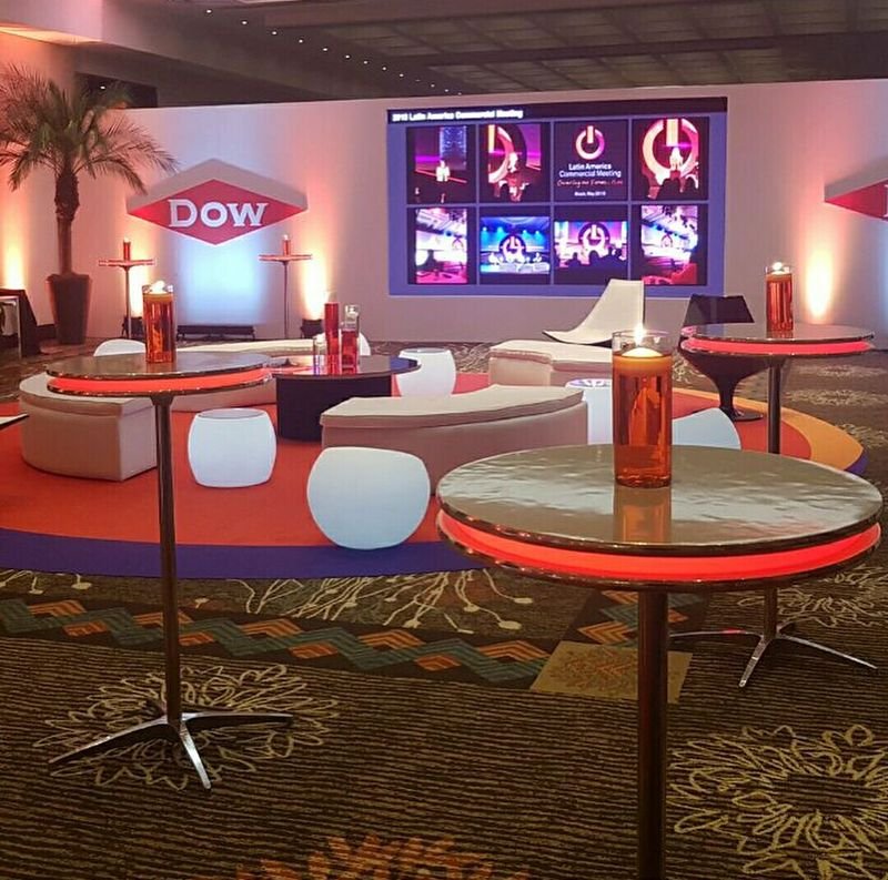 Evento corporativo com telões e mesa bistrô LED de tampo iluminado em vermelho